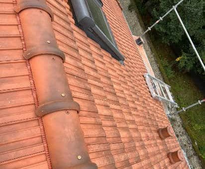 Remplacement d'un faîtage en tuile sur une toiture du centre de Chartres
